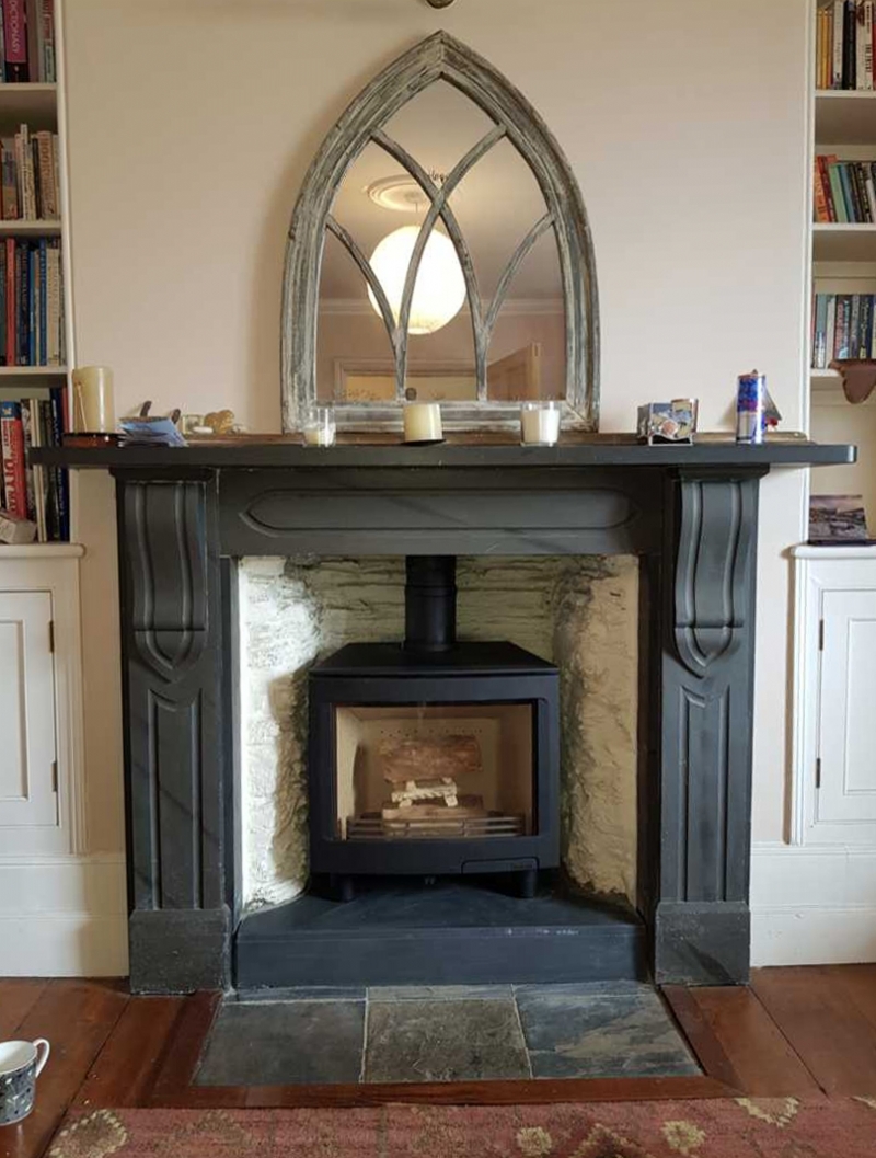 Contura i5 FS in a black stone mantle