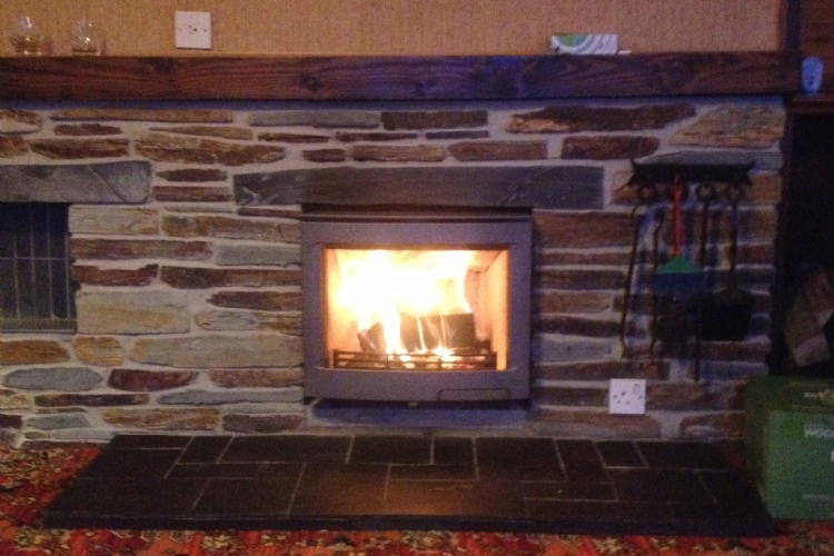Contura i5 in a traditional slate fireplace