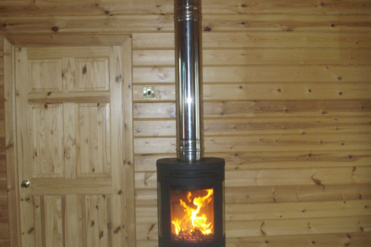 Contura 556 with wood wall