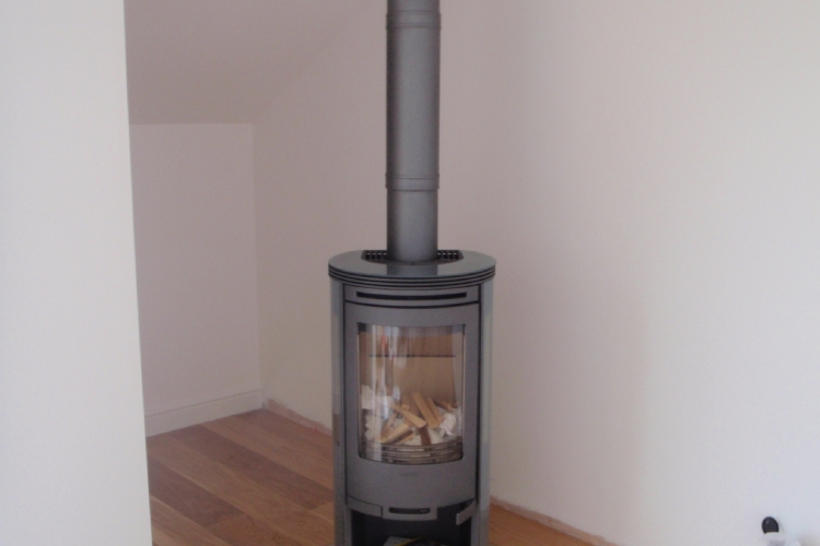 Contura 556 on a glass hearth