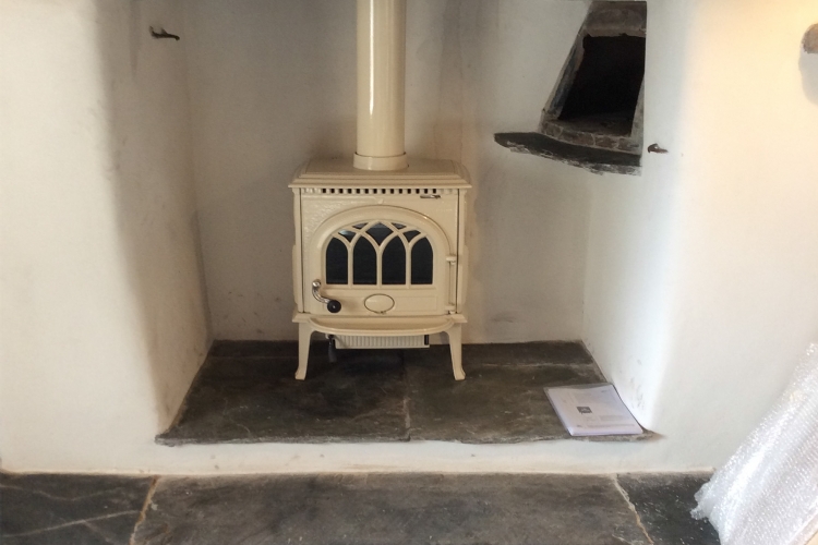 Cream Jotul Woodburner in a Traditional Fireplace