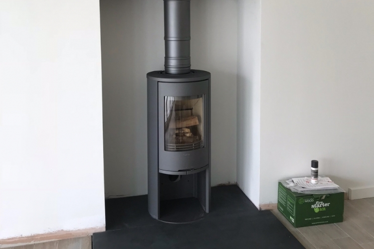 A simple Contura 556 woodburner