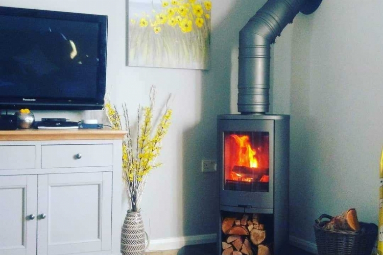 Contura 810 woodburner in a corner position