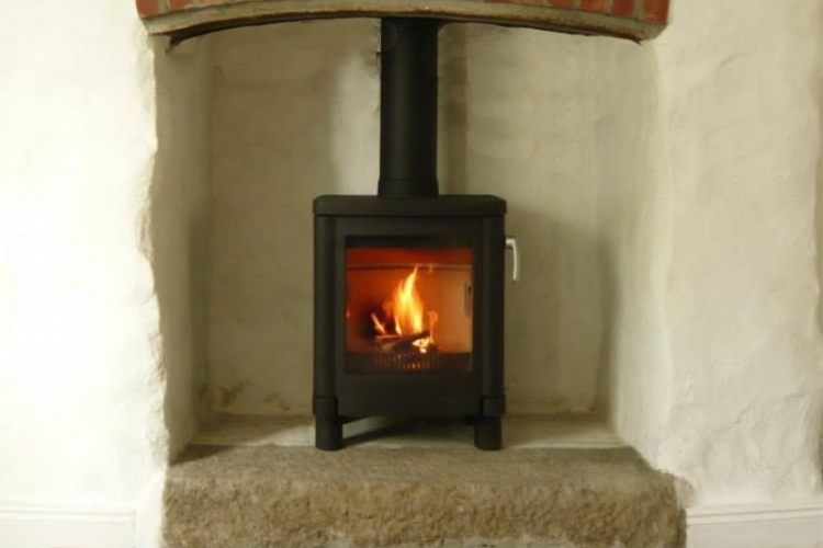 Contura i4 FS classic in traditional fireplace