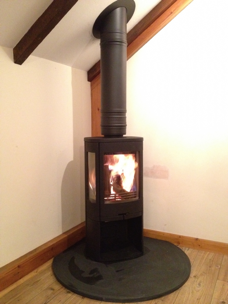 Contura 850 freestanding on a circular hearth