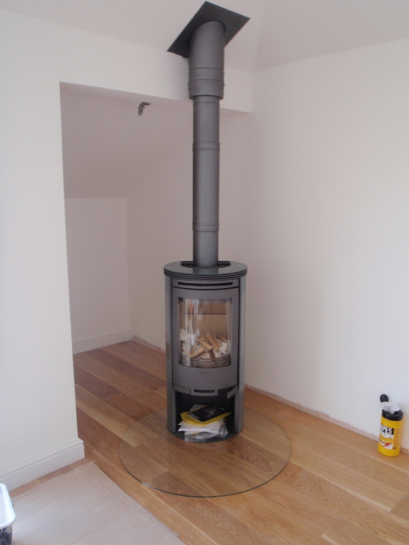 Contura 556 on a glass hearth