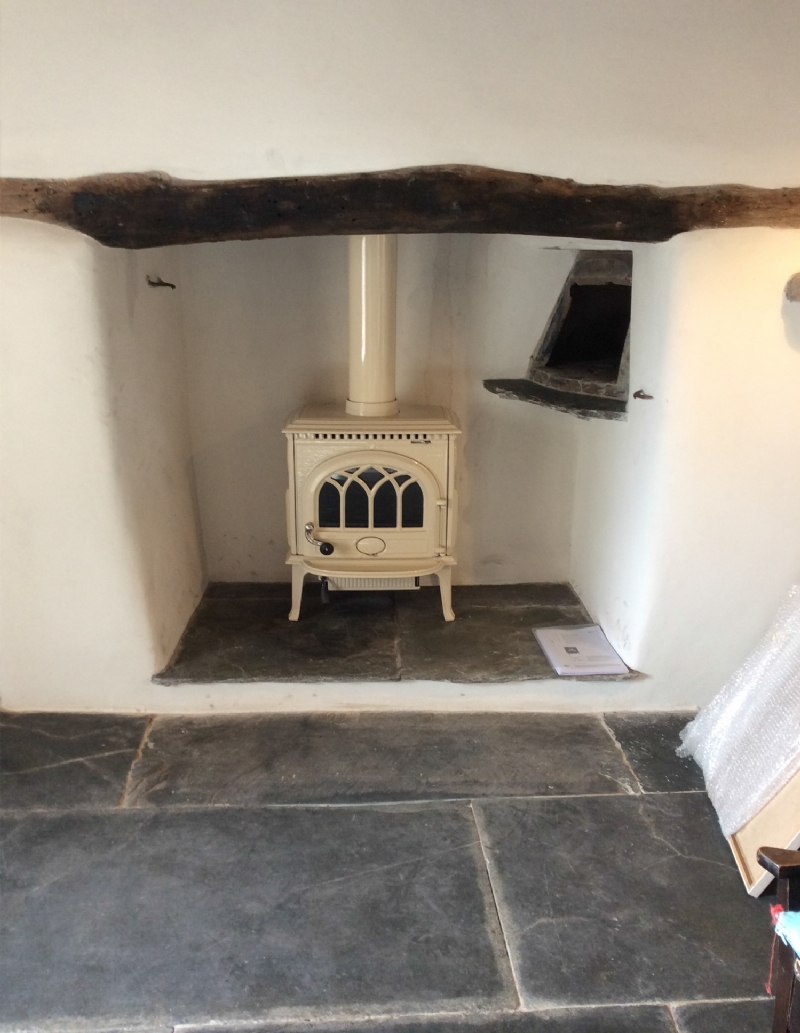 Cream Jotul Woodburner in a Traditional Fireplace