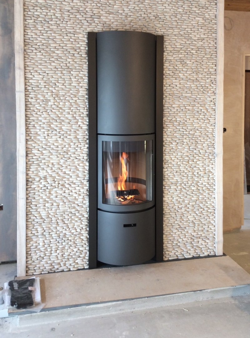 Stuv 30 In with Pebble Mosaic fireplace