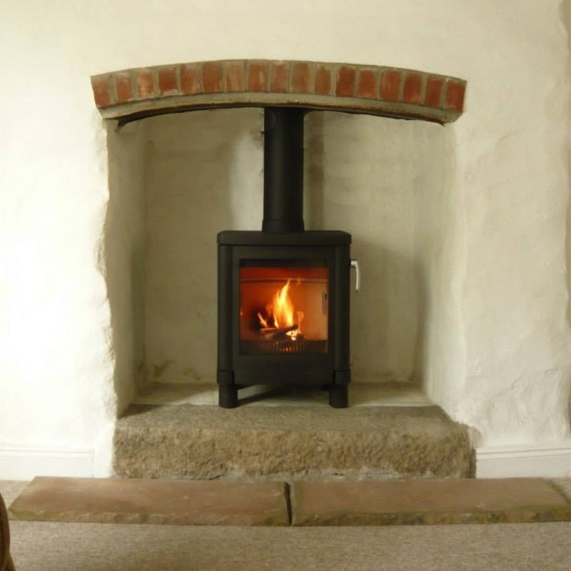 Contura i4 FS classic in traditional fireplace